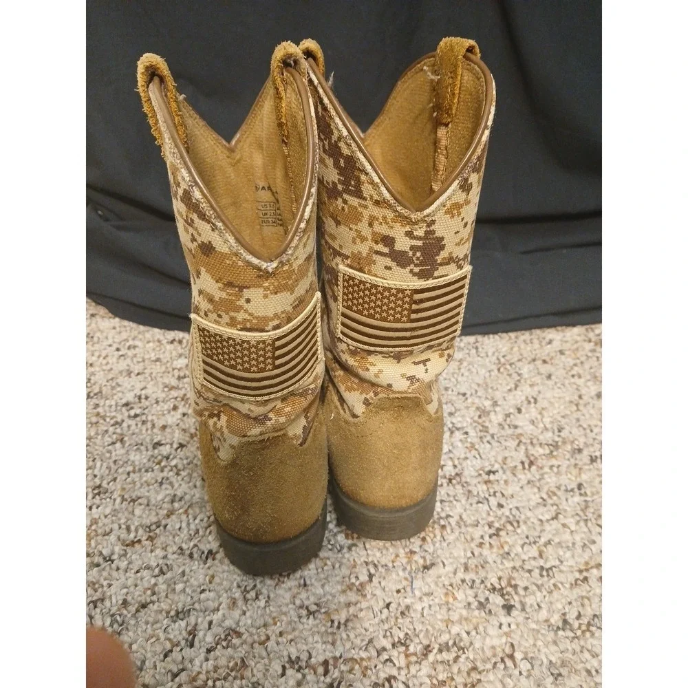 Ariat kid's‎ Boots Size 3.5- Patriot Western/Sand Camo Print